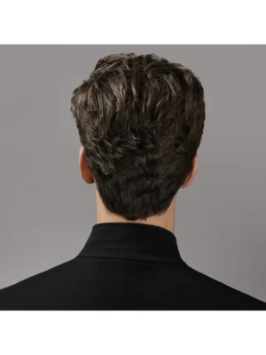 Acabado de peinado con textura flexible y brillo natural usando Oribe Rough Luxury Soft Molding Paste