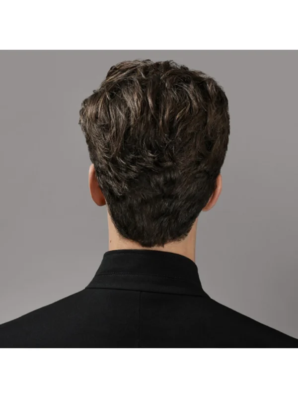 Acabado de peinado con textura flexible y brillo natural usando Oribe Rough Luxury Soft Molding Paste