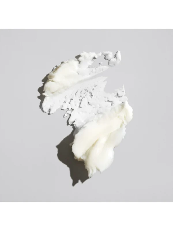 Detalle de la textura suave y maleable de Oribe Rough Luxury Soft Molding Paste