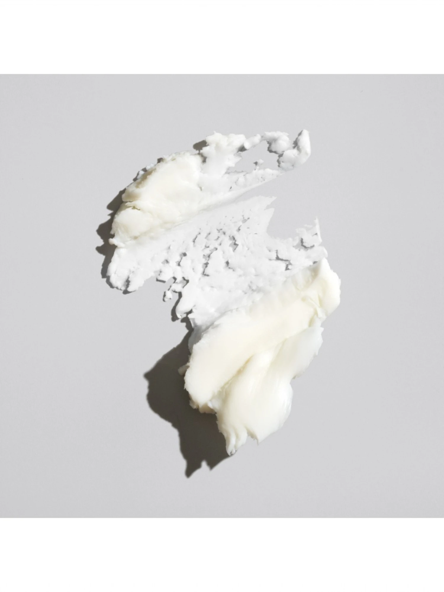 Detalle de la textura suave y maleable de Oribe Rough Luxury Soft Molding Paste