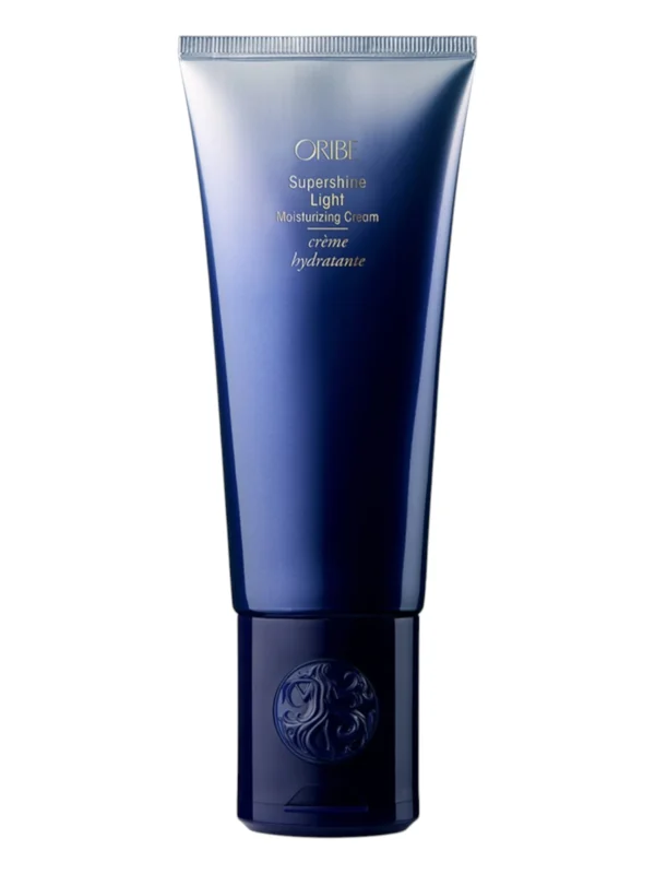 oribe-supershine-light-moisturizing-cream-front-packaging Envase en degradado azul y plateado de la crema de peinado Oribe Supershine Light Moisturizing Cream.