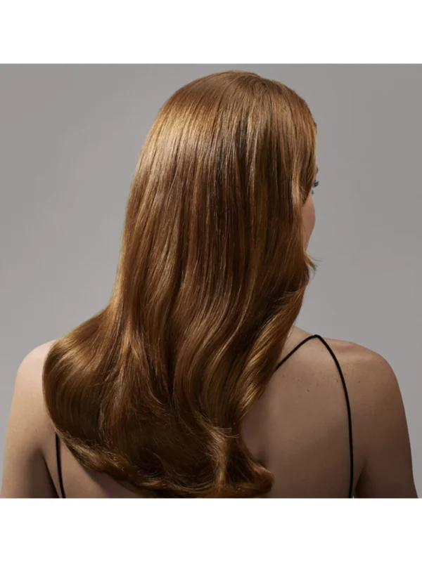 Melena castaña con brillo espejo y ondas suaves tras aplicar Oribe Supershine Moisturizing Cream.