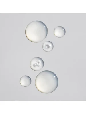 Detalle de las gotas traseras y transparentes del serum concentrado Oribe Power Drops Hydration & Anti-Pollution Booster.