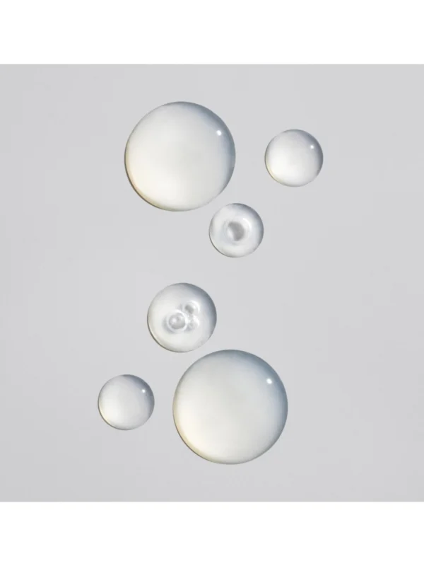 Detalle de las gotas traseras y transparentes del serum concentrado Oribe Power Drops Hydration & Anti-Pollution Booster.