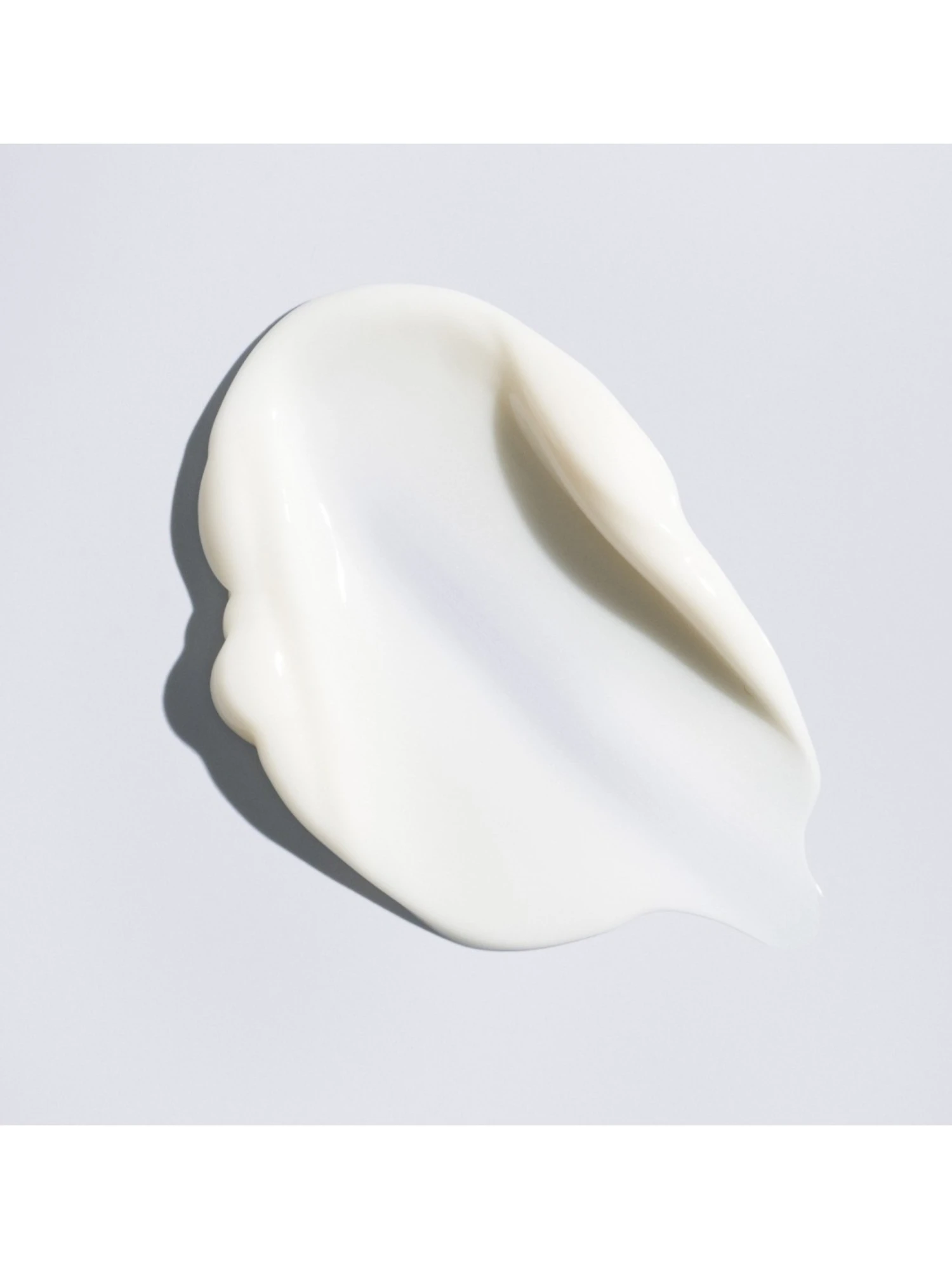 Muestra de la textura rica y cremosa de color blanco de la Oribe Supershine Moisturizing Cream.