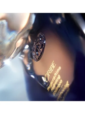 Detalle del emblema en relieve y letras doradas del Supershine Hydrating Shampoo.