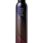 Bote de spray Oribe Après Beach Wave and Shine Spray con diseño de ondas en tonos púrpuras y dorados.