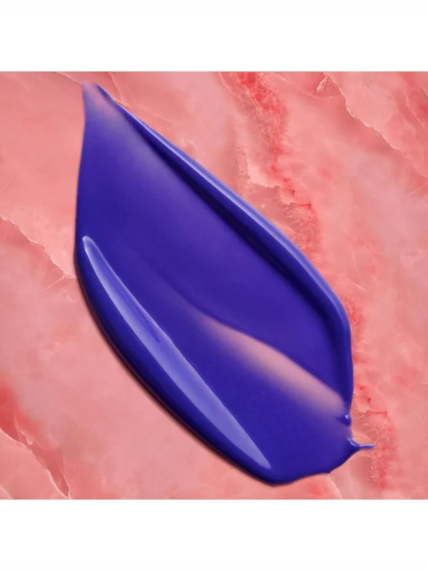 Muestra de la textura fluida de color violeta intenso del tratamiento matizador Bright Blonde sobre fondo de mármol rosado