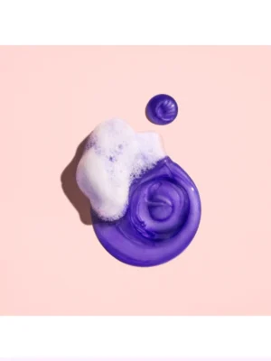 Detalle de la textura en gel de color violeta intenso del champú iluminador Bright Blonde de Oribe