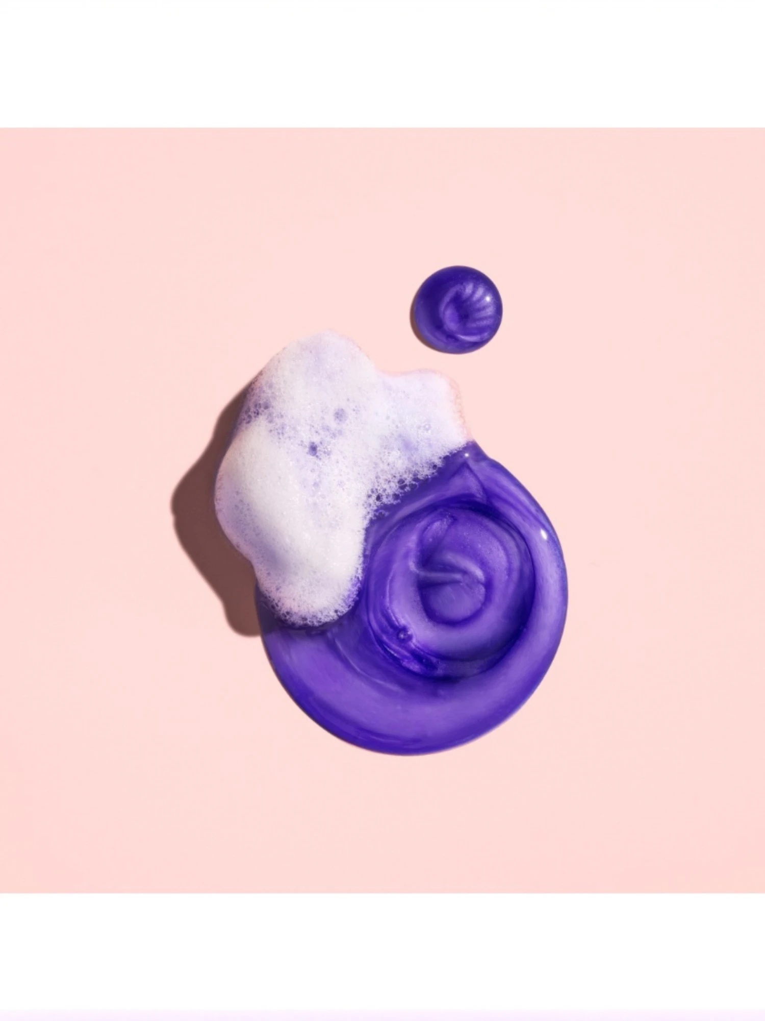 Detalle de la textura en gel de color violeta intenso del champú iluminador Bright Blonde de Oribe