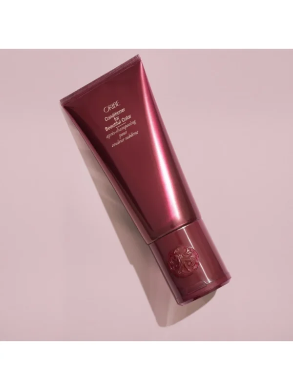 Presentación en bodegón del producto Oribe Conditioner for Beautiful Color de 200 ml y su textura