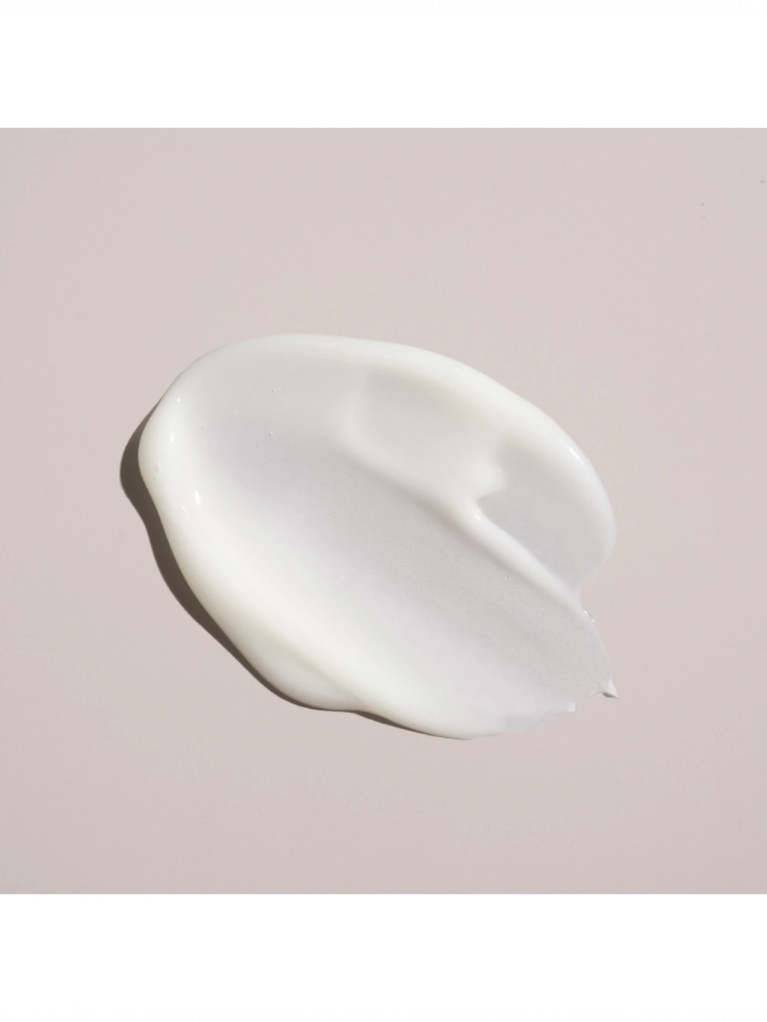 Muestra de la textura en crema fluida y ligera del acondicionador voluminizador de Oribe