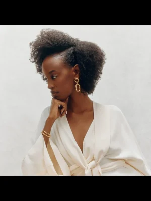 modelo con cabello rizado natural cuidado con Oribe Eternal Curls resultado suave y definido