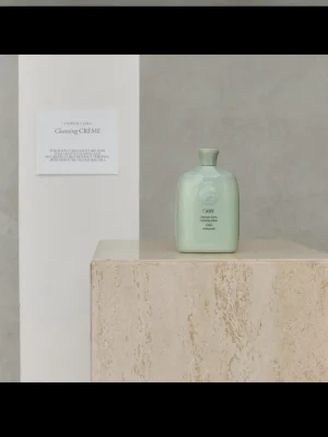 Oribe Eternal Curls Cleansing Crème en entorno minimalista producto profesional limpieza suave rizos