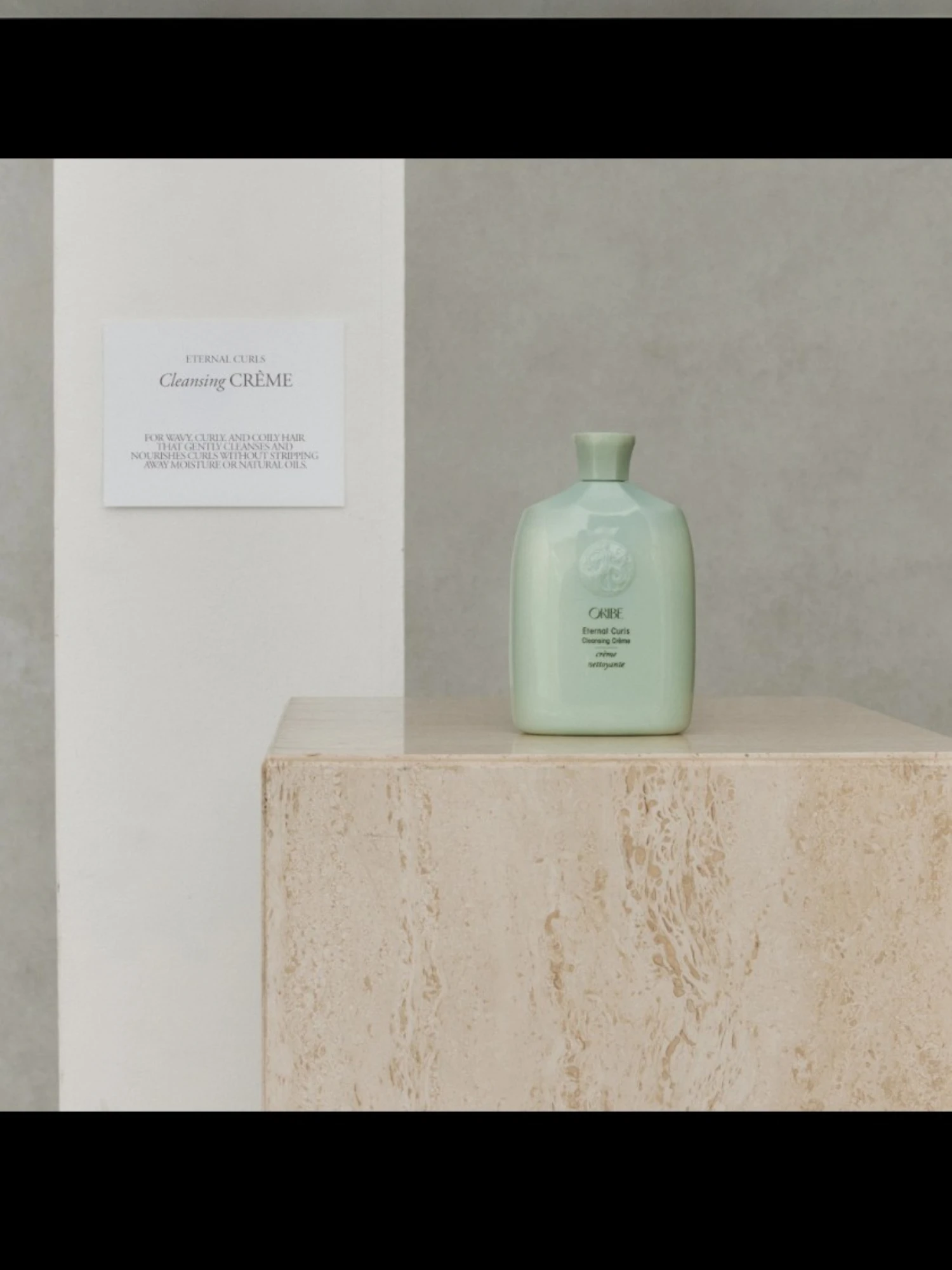 Oribe Eternal Curls Cleansing Crème en entorno minimalista producto profesional limpieza suave rizos