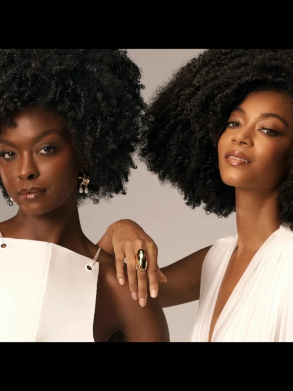 modelos con cabello rizado definido y nutrido usando Oribe Eternal Curls acabado suave y brillante