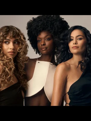 modelos con diferentes tipos de rizos definidos usando Oribe Eternal Curls Moisturizing Shampoo cabello hidratado y brillante
