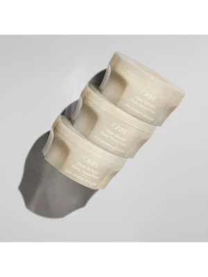 Composición profesional de Oribe Fiber Groom Elastic Texture Paste mostrando su diseño premium