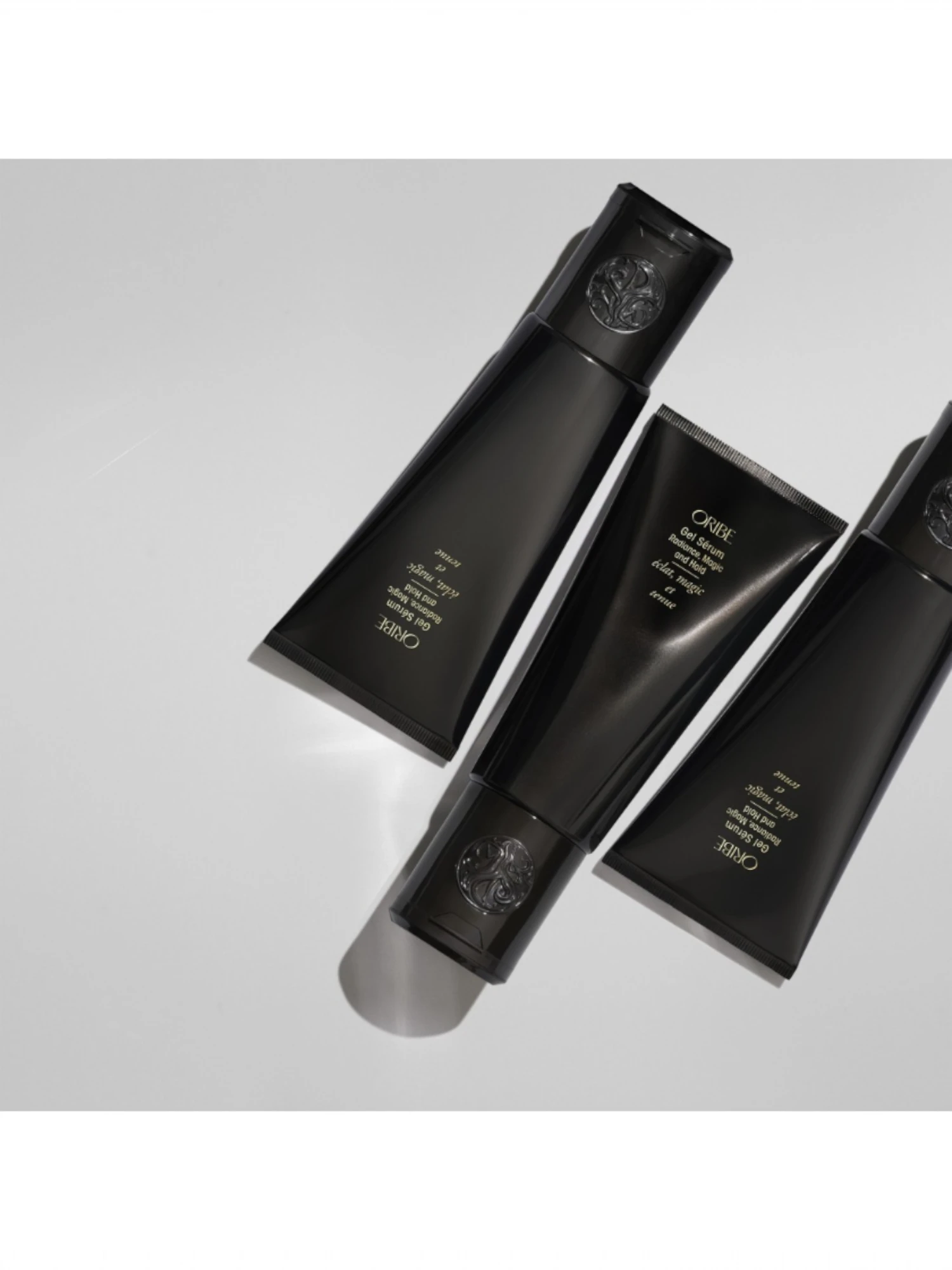 Composición estética de Oribe Gel Sérum Radiance Magic and Hold resaltando su acabado premium