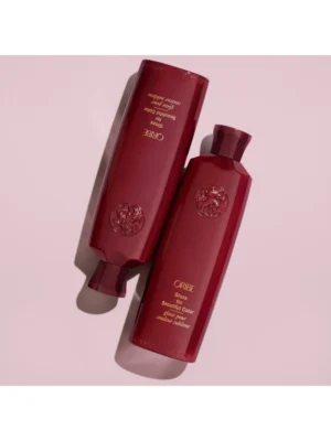 Presentación en bodegón del producto Oribe Glaze for Beautiful Color junto a una muestra de su textura