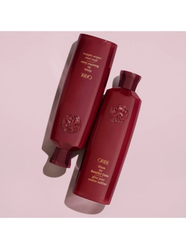 Presentación en bodegón del producto Oribe Glaze for Beautiful Color junto a una muestra de su textura