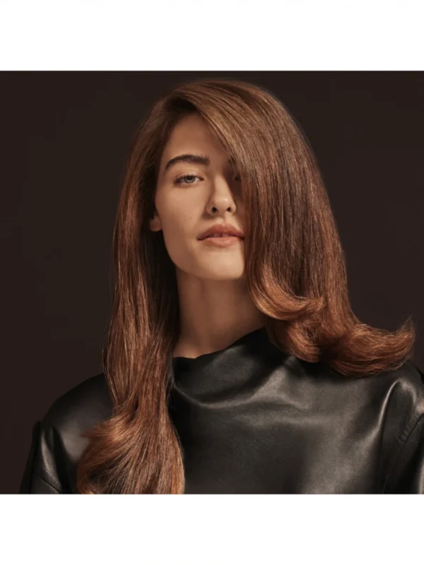 Acabado profesional y brillo extremo en modelo de cabello castaño rojizo tras usar Imperial Blowout de Oribe