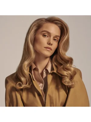 Resultado de peinado con Oribe Imperial Blowout en modelo de cabello rubio con ondas naturales