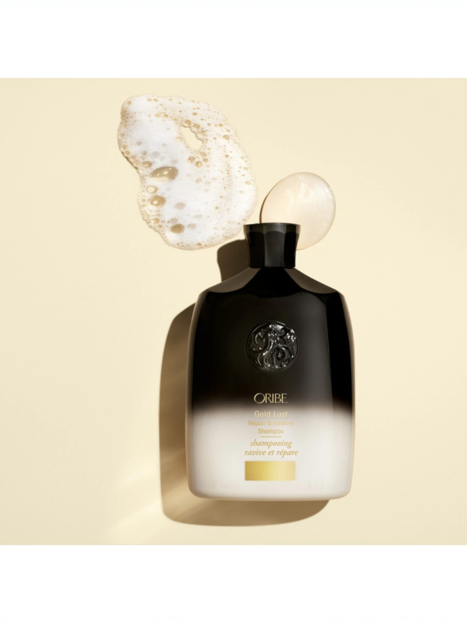 Textura del champú Oribe Gold Lust Repair & Restore con espuma cremosa