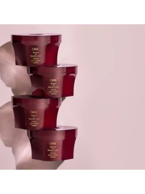 Composición estética vertical de los envases de Oribe Masque for Beautiful Color de 175 ml