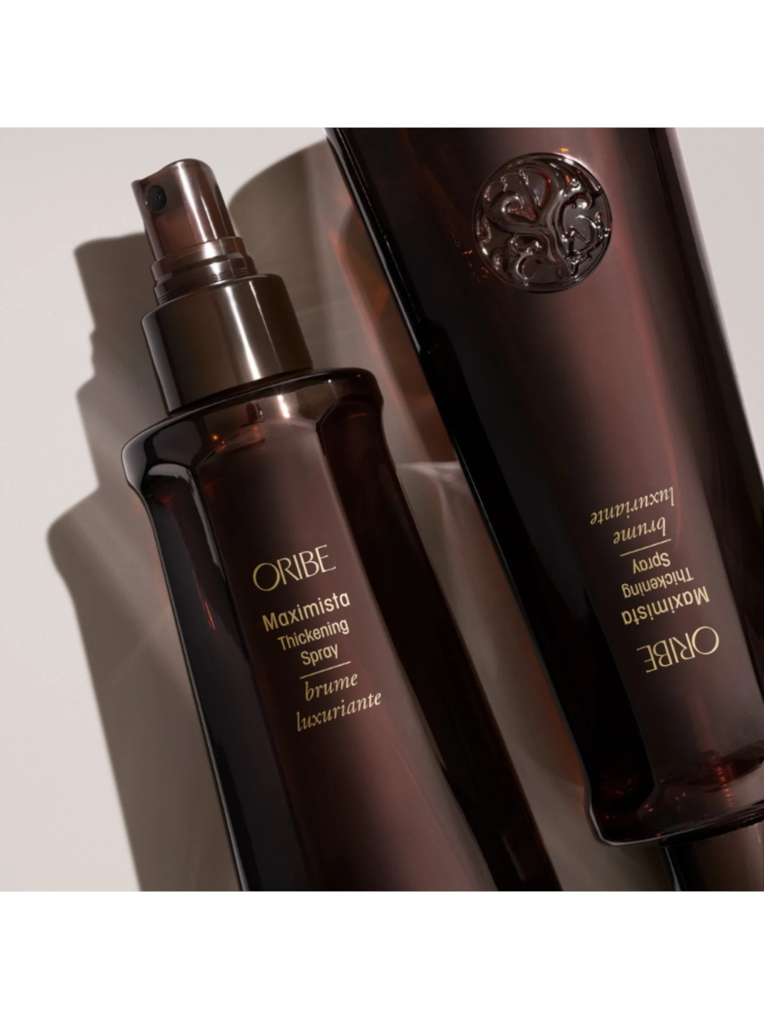Detalle del aplicador y envase del spray Maximista de Oribe, ideal para crear volumen extremo