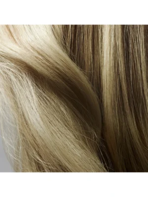 Primer plano de la textura del cabello rubio tras la aplicación del spray voluminizador Maximista de Oribe