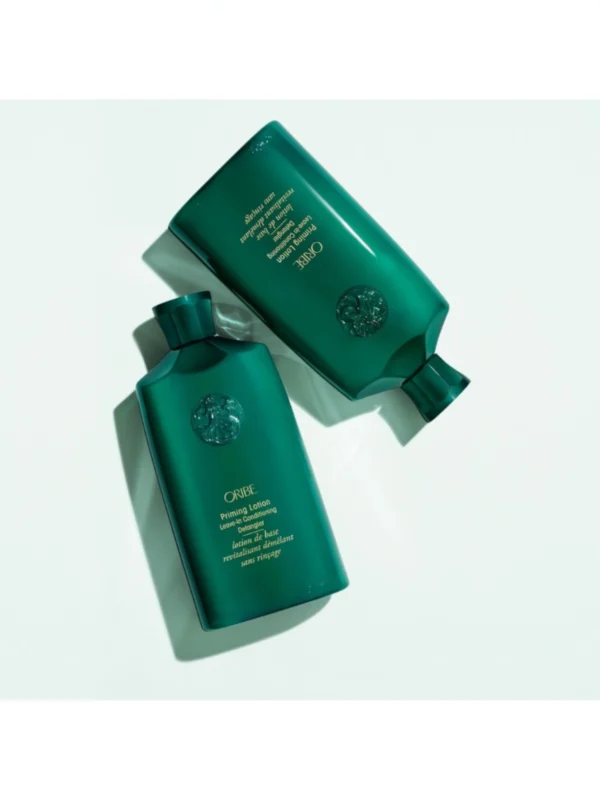 Composición de dos envases de Oribe Priming Lotion Leave-In Conditioning Detangler presentados de forma estética