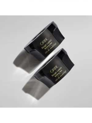 Dos botes de Oribe Rough Luxury Molding Wax en una composición estética con sombras suaves