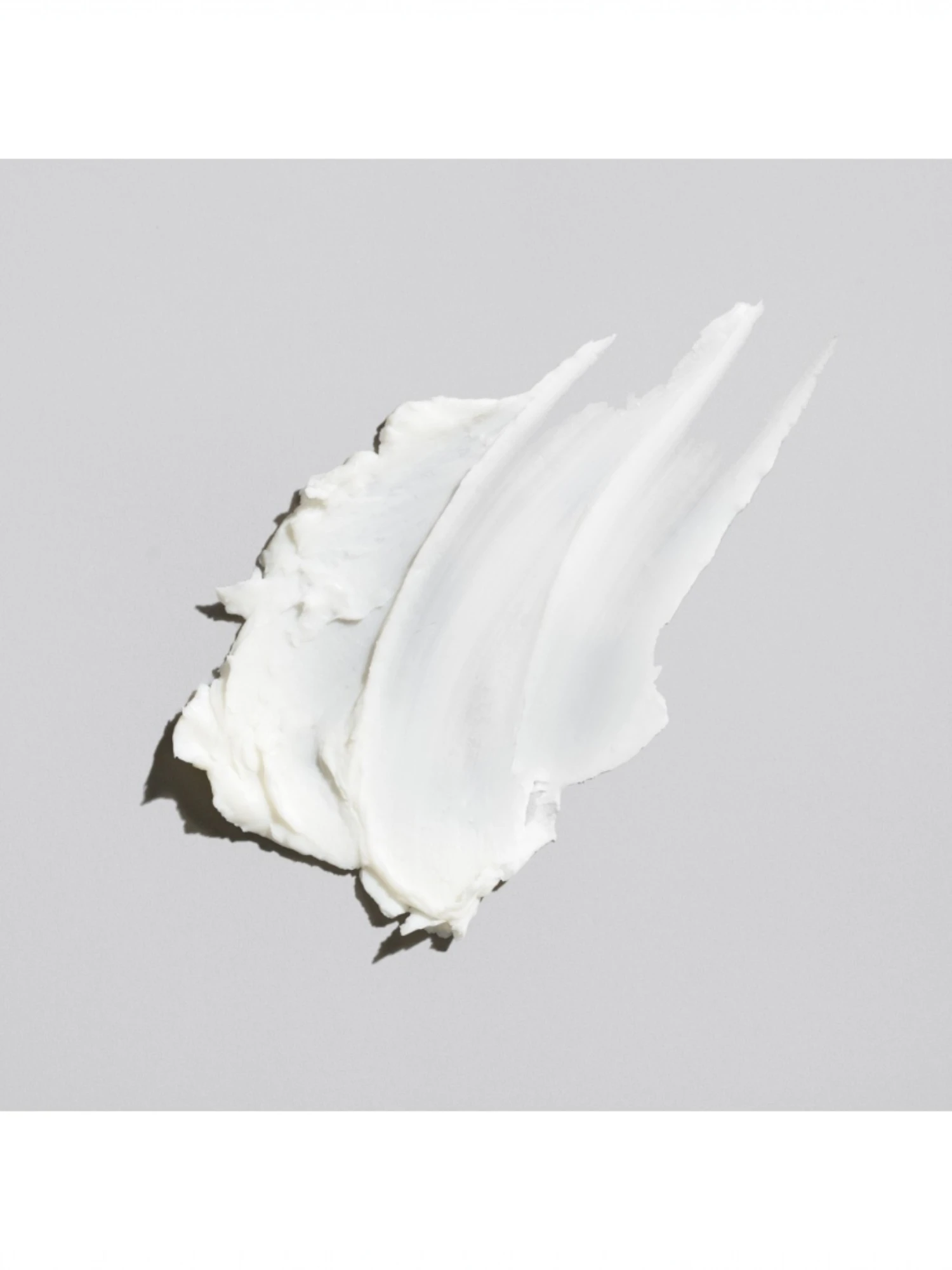 Detalle de la textura cremosa y maleable de Oribe Rough Luxury Molding Wax