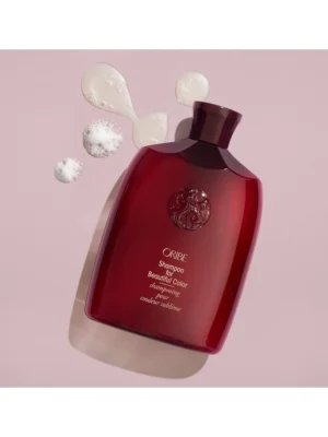 Presentación estética del champú Oribe para color con detalle de su textura cremosa y perlada