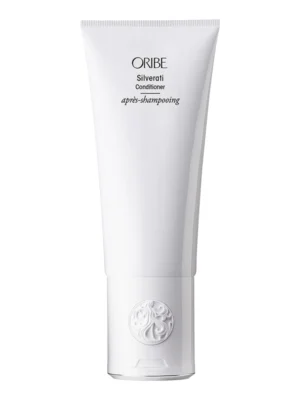 Tubo vertical de Oribe Silverati Conditioner en color blanco con el emblema circular en la base y letras negras sobre fondo blanco.