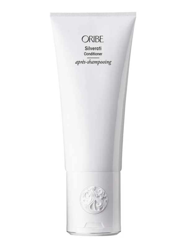 Tubo vertical de Oribe Silverati Conditioner en color blanco con el emblema circular en la base y letras negras sobre fondo blanco.