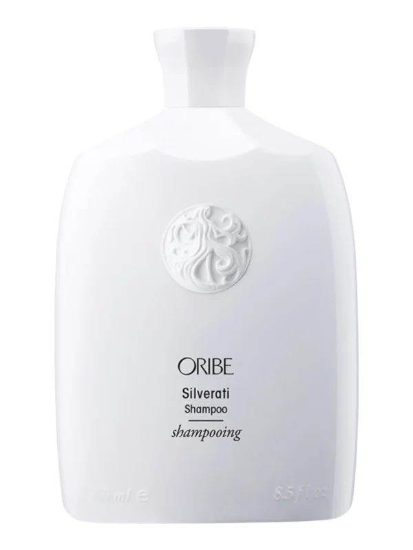 oribe-silverati-shampoo-250ml-frontal Botella frontal de Oribe Silverati Shampoo de 250 ml en color blanco puro con el emblema circular en relieve y tipografía minimalista negra.