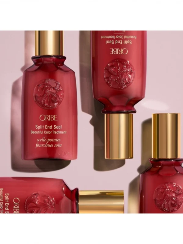 Composición estética de varios envases de Oribe Split End Seal Beautiful Color Treatment de 50 ml sobre fondo rosado