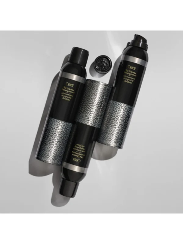 Oribe The Cleanse Clarifying Shampoo en composición de producto profesional