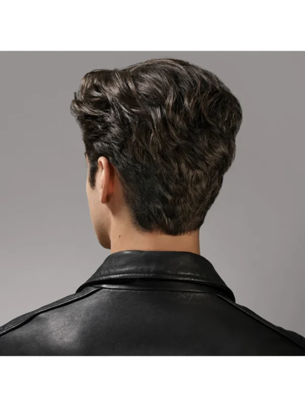 Resultado de estilo con spray texturizante en seco de Oribe en cabello corto