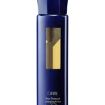 Envase vertical de Oribe Run-Through Detangling Primer con diseño minimalista y detalles dorados.