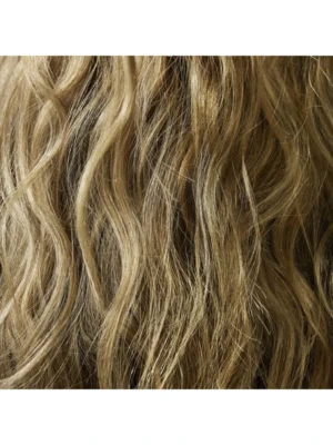 Detalle de cabello con textura natural tras usar spray texturizante en seco de Oribe