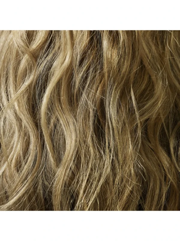 Detalle de cabello con textura natural tras usar spray texturizante en seco de Oribe