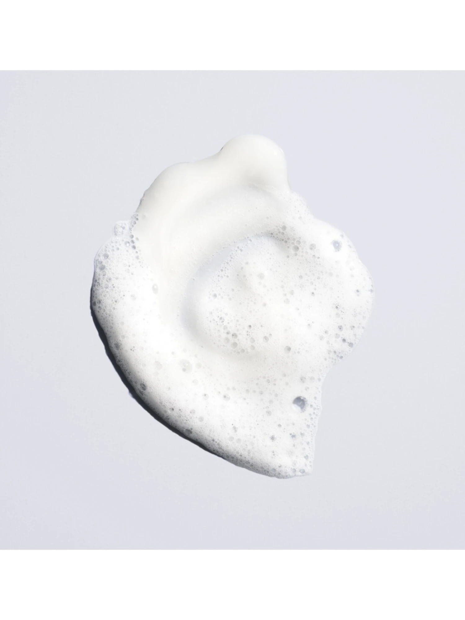 Textura detallada del Oribe Run-Through Detangling Shampoo para un desenredado eficaz.