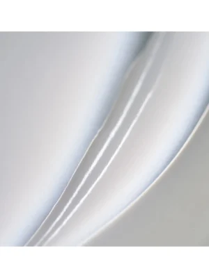 Primer plano de la textura rica, blanca y sedosa del Supershine Hydrating Conditioner.