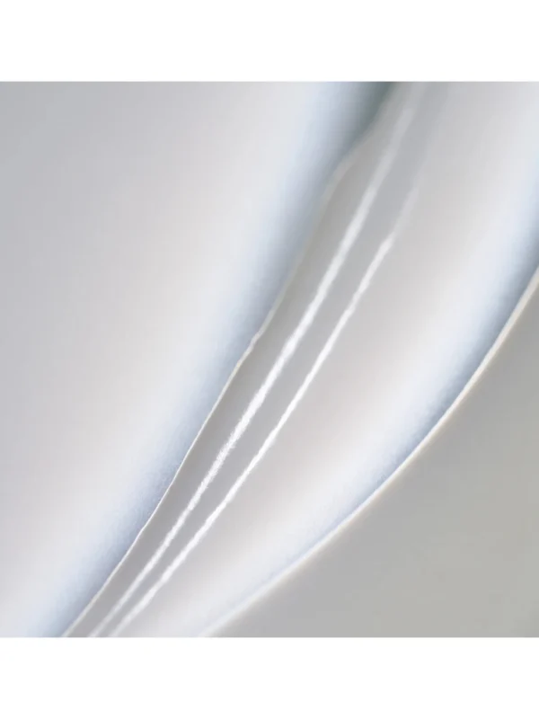 Primer plano de la textura rica, blanca y sedosa del Supershine Hydrating Conditioner.