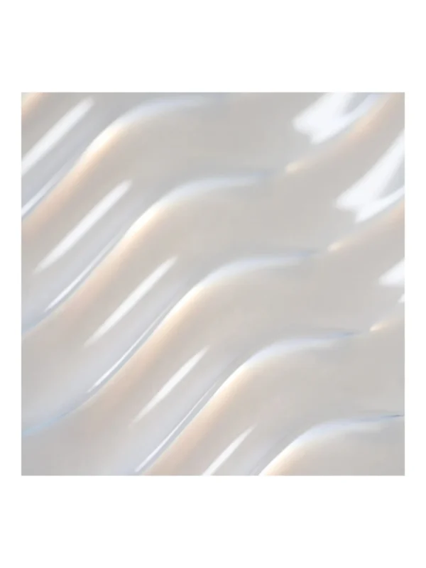 Primer plano de la textura cremosa y perlada del Supershine Hydrating Shampoo.