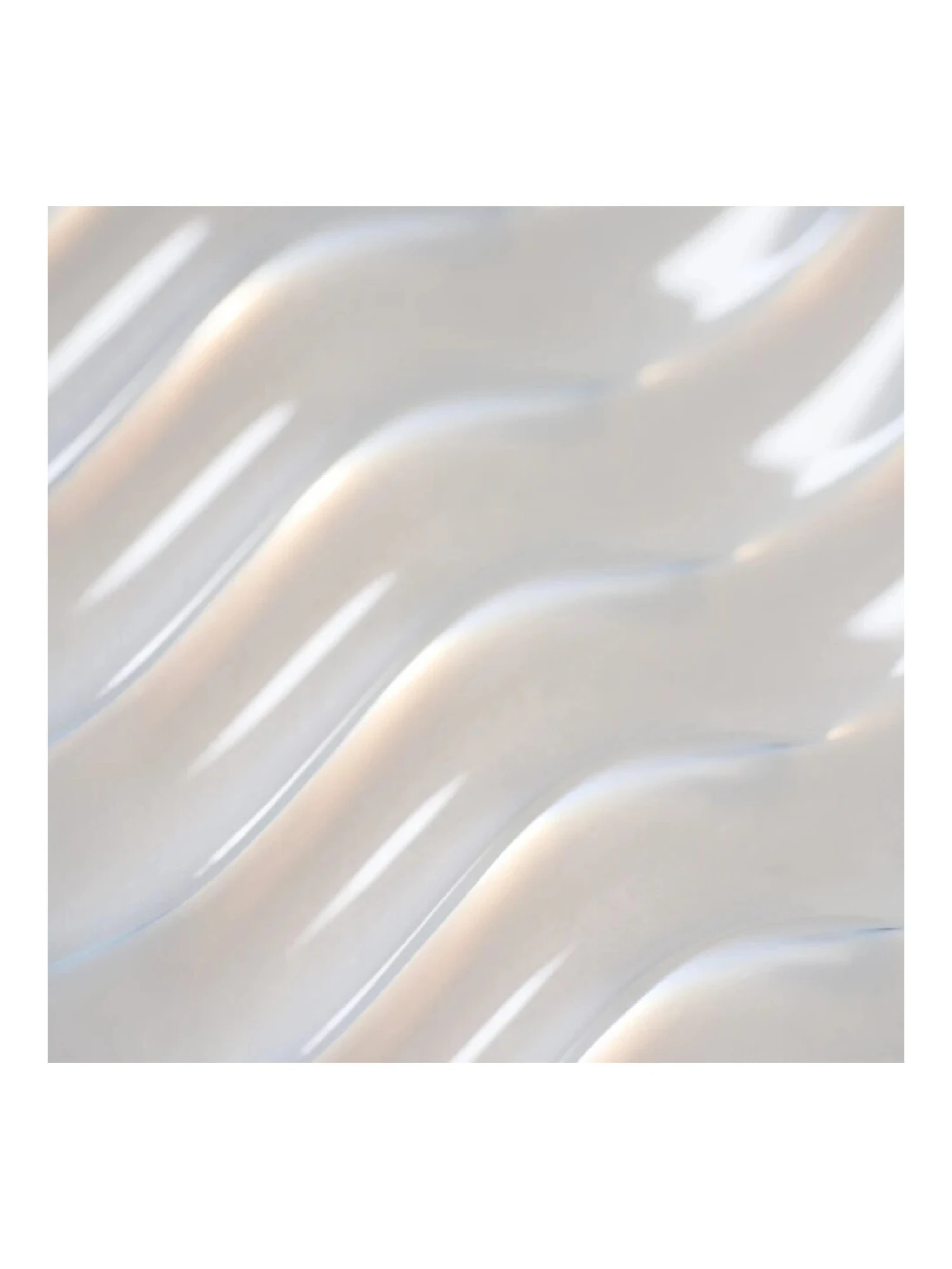 Primer plano de la textura cremosa y perlada del Supershine Hydrating Shampoo.