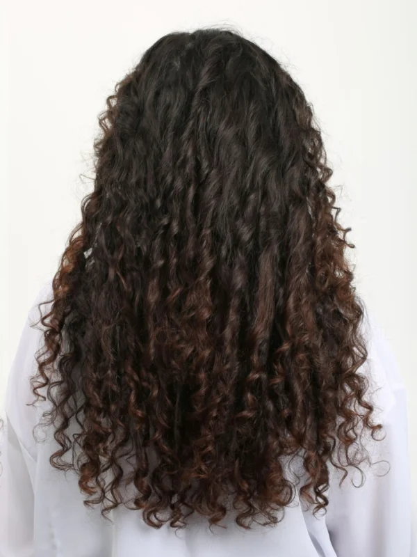 Cabello rizado hidratado y definido tras tratamiento con Kevin Murphy HYDRATE ME MASQUE